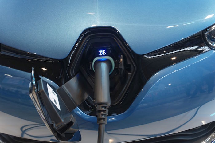 Auto elettriche e ibride: differenze, vantaggi e svantaggi