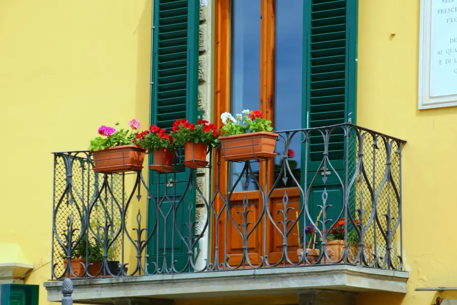 Come Arredare un Balcone Piccolo: Guida 2026