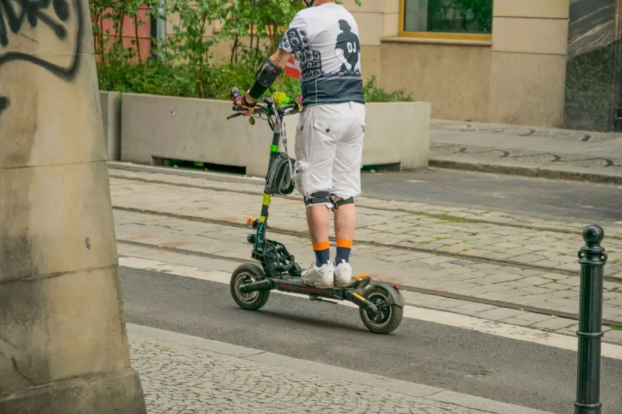 Monopattino elettrico: regole, casco e dove circolare