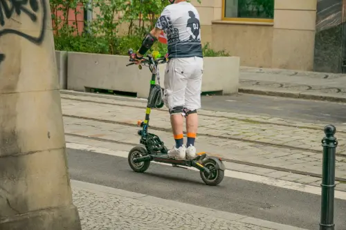 Monopattino elettrico: regole, casco e dove circolare